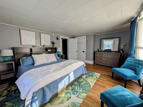 4 bedrooms, desk, iron/ironing board, free WiFi