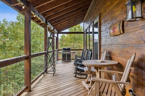 Outdoor dining - Peace and Serenity Lodge: Cabin w/ Hot Tub, Games & Mountain Views in Cobbly Knob (Gatlinburg)