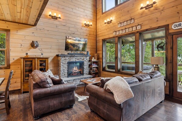 Smart TV, fireplace, video games, foosball - Peace and Serenity Lodge: Cabin w/ Hot Tub, Games & Mountain Views in Cobbly Knob (Gatlinburg)