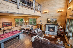 Smart TV, fireplace, video games, foosball - Peace and Serenity Lodge: Cabin w/ Hot Tub, Games & Mountain Views in Cobbly Knob (Gatlinburg)