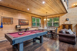 Games room - Peace and Serenity Lodge: Cabin w/ Hot Tub, Games & Mountain Views in Cobbly Knob (Gatlinburg)