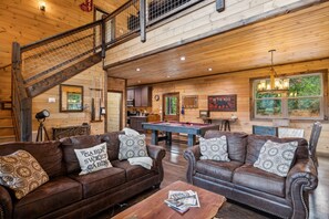 Smart TV, fireplace, video games, foosball - Peace and Serenity Lodge: Cabin w/ Hot Tub, Games & Mountain Views in Cobbly Knob (Gatlinburg)