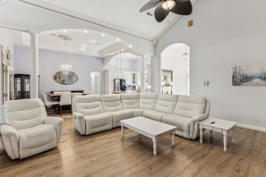 TV connectée, cheminée, jeux vidéo, table de tennis de table