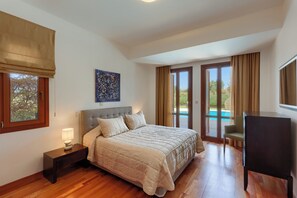 5 bedrooms, iron/ironing board, Internet, bed sheets