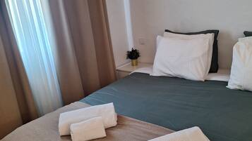 1 chambre, fer et planche à repasser, Wi-Fi gratuit, draps fournis