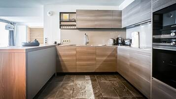 Een koelkast, een oven, een vaatwasser, een koffiezetapparaat/waterkoker