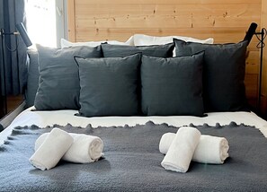 3 bedrooms, iron/ironing board, free WiFi, bed sheets