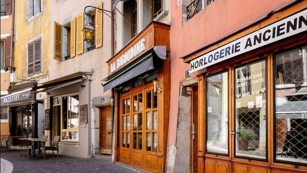 A street view with a restaurant named "LA BIGOUINE" and a shop called "HORLOGERIE ANCIENNE".