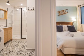 Iron/ironing board, bed sheets