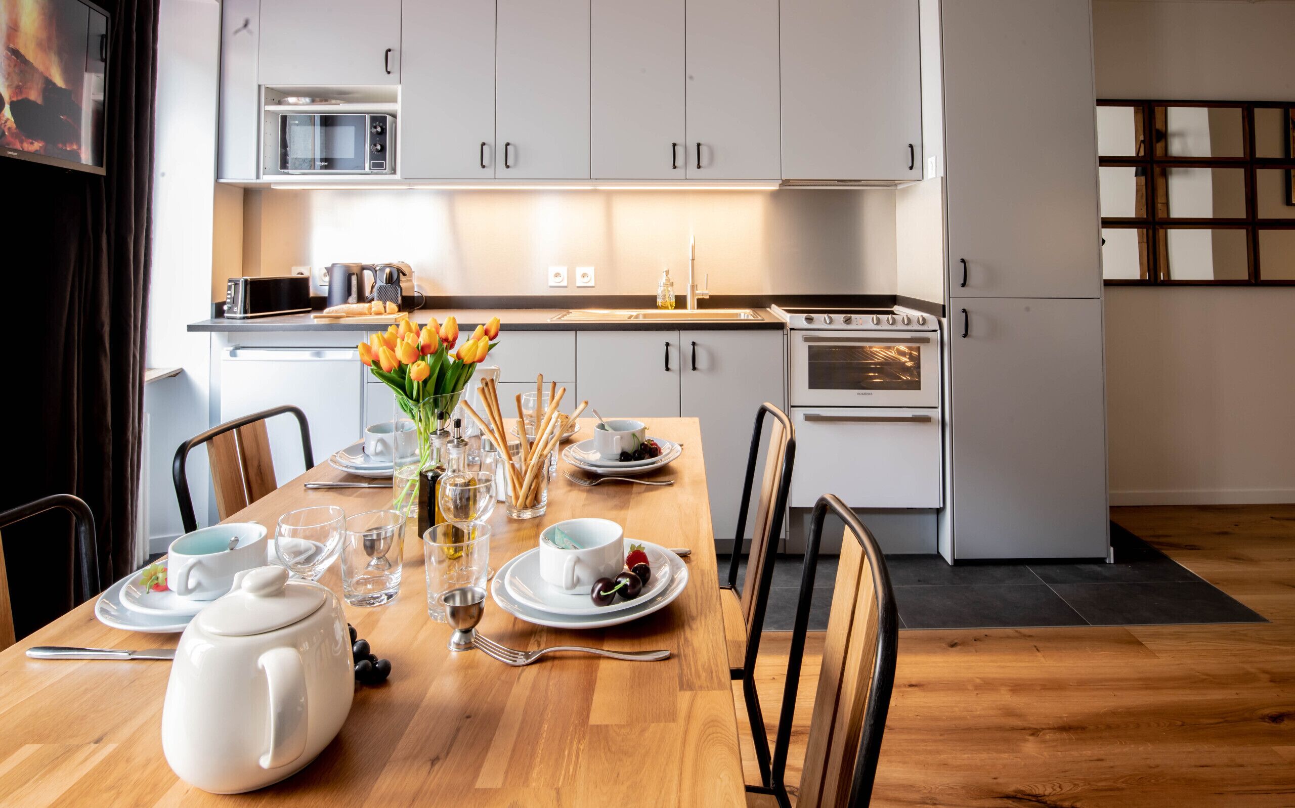 Jääkaappi, mikroaaltouuni, uuni, astianpesukone