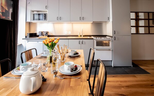 冷蔵庫、電子レンジ、オーブン、食器洗い機