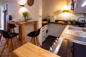 Kühlschrank, Mikrowelle, Ofen, Geschirrspüler