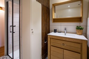 Dusche, Haartrockner, Handtücher, Seife