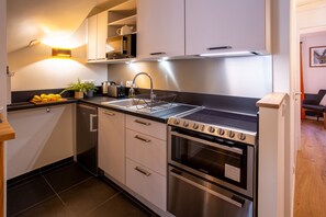 Kühlschrank, Mikrowelle, Ofen, Geschirrspüler