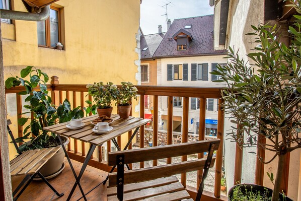 Outdoor dining - Petit Swan rue carnot (Annecy)