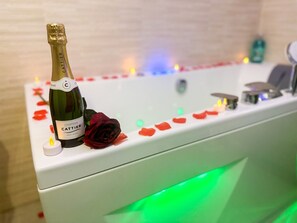 Haartrockner, Handtücher, Seife, Shampoo