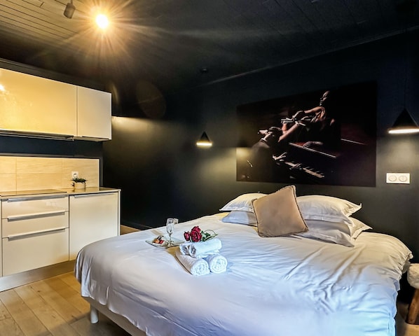 Free WiFi, bed sheets