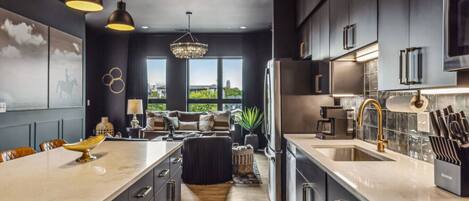 Frigorífico, microondas, horno y placa de cocina