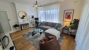 Televisión y oficina 