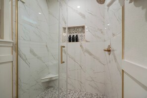 Shower, hair dryer, towels - Shadow Mountain @ St. Francis (Tulsa)