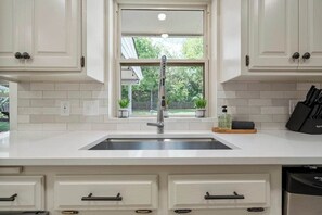 Fridge, microwave, oven, stovetop - Shadow Mountain @ St. Francis (Tulsa)