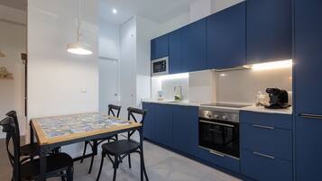 Een koelkast, een microgolfoven, een oven, een vaatwasser