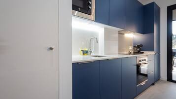 Een koelkast, een microgolfoven, een oven, een vaatwasser