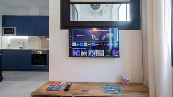 Een koelkast, een magnetron, een oven, een vaatwasser