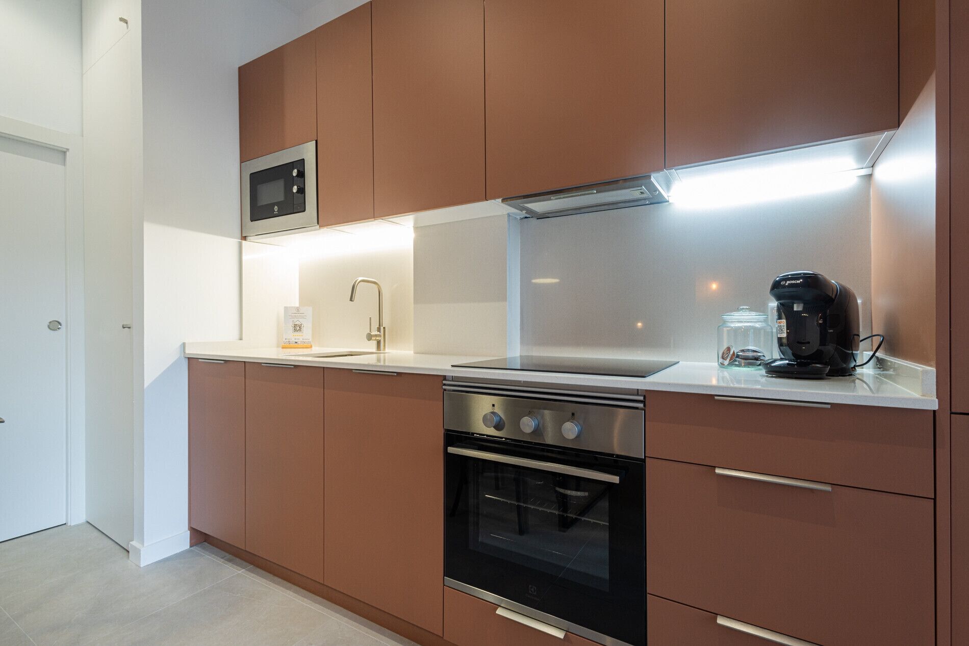 Een koelkast, een magnetron, een oven, een vaatwasser