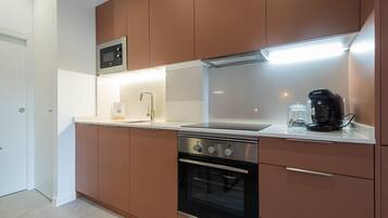 Een koelkast, een magnetron, een oven, een vaatwasser