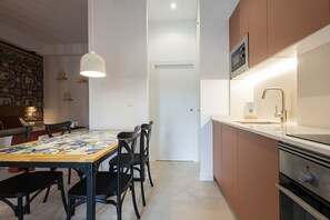 Kühlschrank, Mikrowelle, Ofen, Geschirrspüler