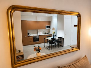 Una cocina moderna con comedor, microondas y lavamanos.