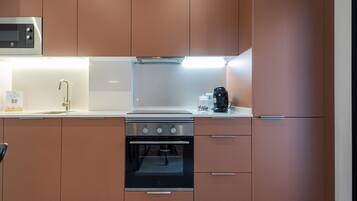 Een koelkast, een magnetron, een oven, een vaatwasser