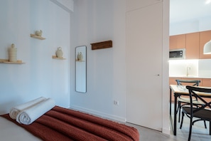 Una cucina moderna con forno a microonde, piano cottura e zona pranzo.