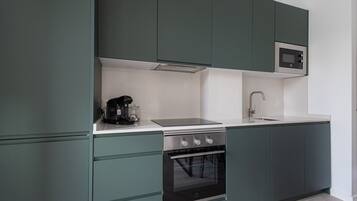 Een koelkast, een microgolfoven, een oven, een vaatwasser