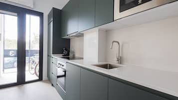 Een koelkast, een magnetron, een oven, een vaatwasser