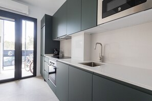 Kjøleskap, mikrobølgeovn, ovn og oppvaskmaskin