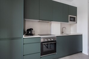 Kjøleskap, mikrobølgeovn, ovn og oppvaskmaskin