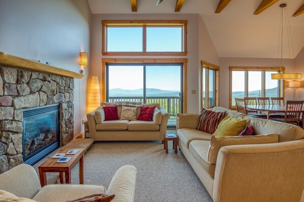 Smart TV, fireplace, stereo