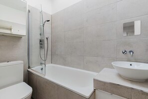 Secador de cabelo, toalhas de banho