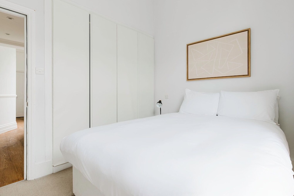 Sweet Earls Court 2BR, Fully Furnished & Equipped, by Blueground