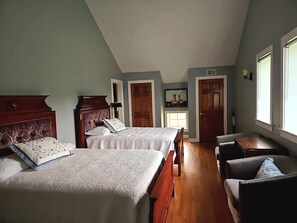 Deluxe Kır Evi, 2 Yatak Odası, Bahçe Manzaralı, Executive Katı | 2 yatak odası, ayrı ayrı dekore edilmiş, ayrı ayrı döşenmiş, masa 