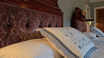 Deluxe Cottage, 2 Bedrooms, Garden View, Executive Level | 2 bedrooms, individually decorated, individually furnished, desk