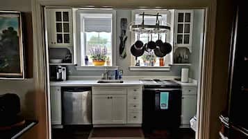 Full-sized fridge, microwave, oven, stovetop