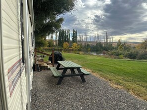 Outdoor dining - Cozy mobile home on the river in Benton City with WiFi and AC (Benton City)