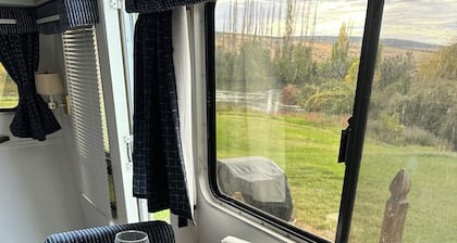 Cozy mobile home on the river in Benton City with WiFi and AC