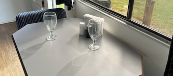Cozy mobile home on the river in Benton City with WiFi and AC