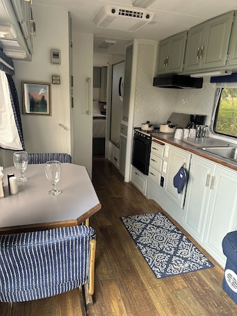 Fridge, microwave, oven, stovetop. Cozy mobile home on the river in Benton City with WiFi and AC