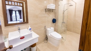 A bathroom with a sink, toilet, and shower. - Lien's Hotel Da Lat (Xuan Huong - Da Lat)