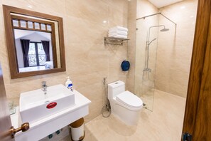 Family Room, Balcony | Bathroom | Slippers - Lien's Hotel Da Lat (Da Lat)